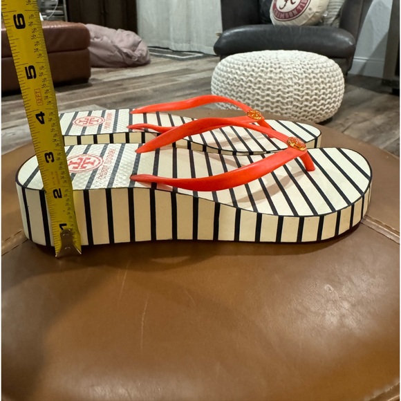 Tory Burch size 8 wedge flip flops - Picture 3 of 6